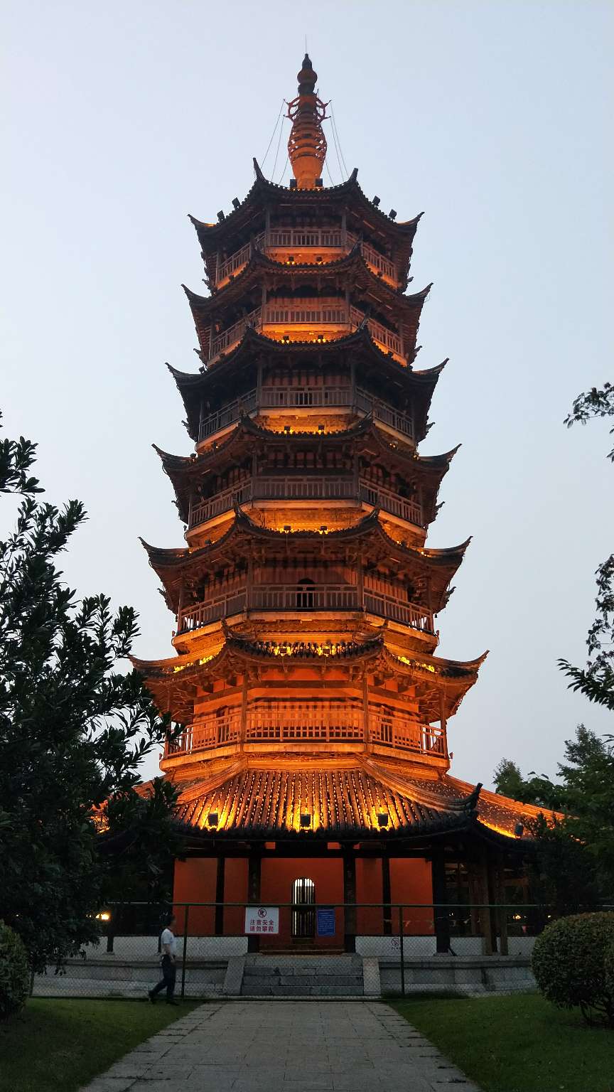 夜幕降临下的万善公园景色格外美