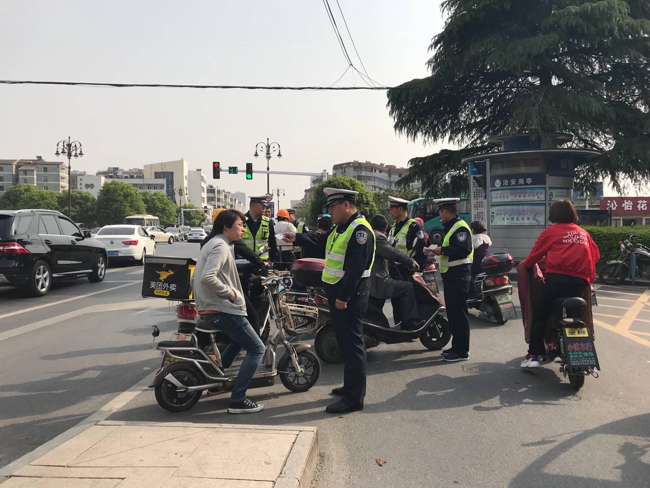 路上看到好多交警在抓电动车走机动车道