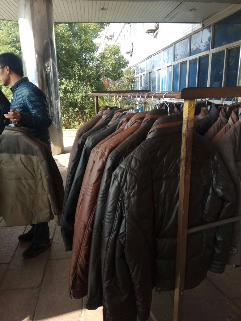 助学爱心企业江苏华莱士西服有限公司连续四年为贫困学子家庭捐赠衣服