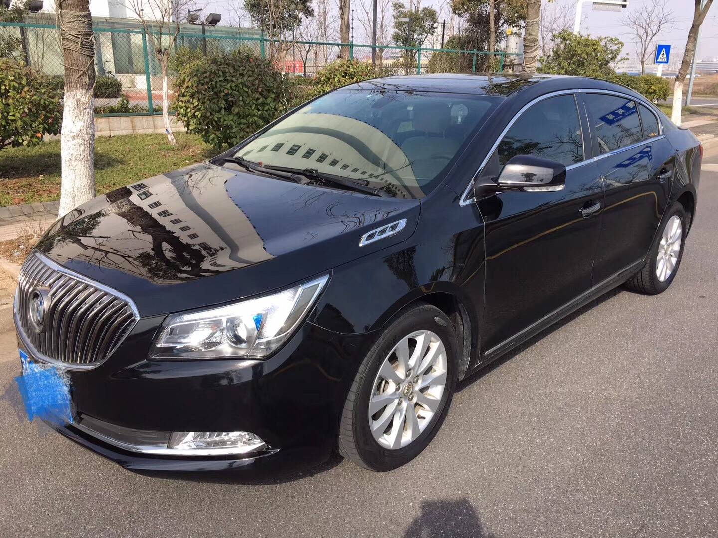 出售别克君越15年11月份真皮座椅全景天窗电动座椅定速巡航中控大屏