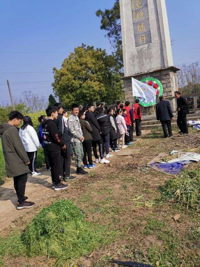 建山村关工委带领学生清明节扫墓