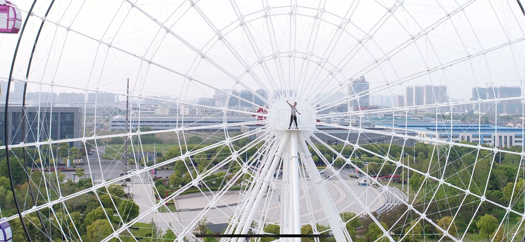 丹凤公园的摩天轮建好了挺壮观