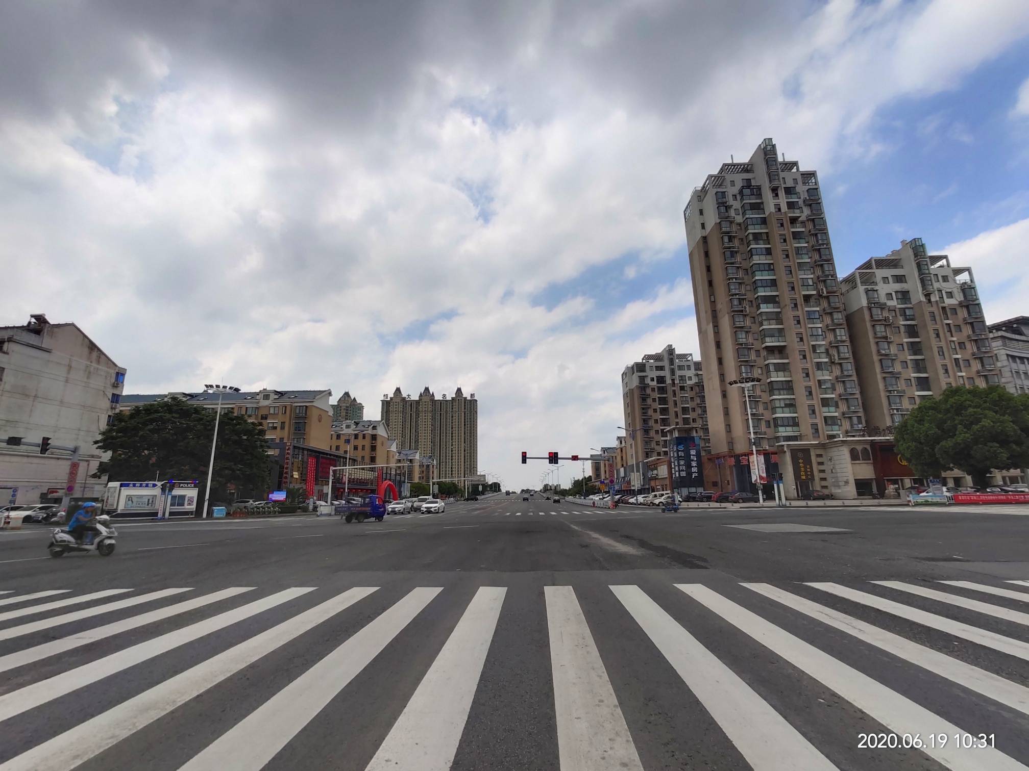 快乐分享619日沿途风景蓝天白云下丹阳城