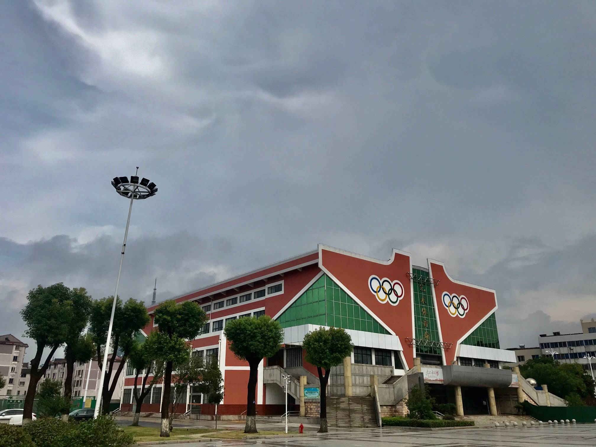 探访雨后的五中校园雨后的五中校园释放自己的活力