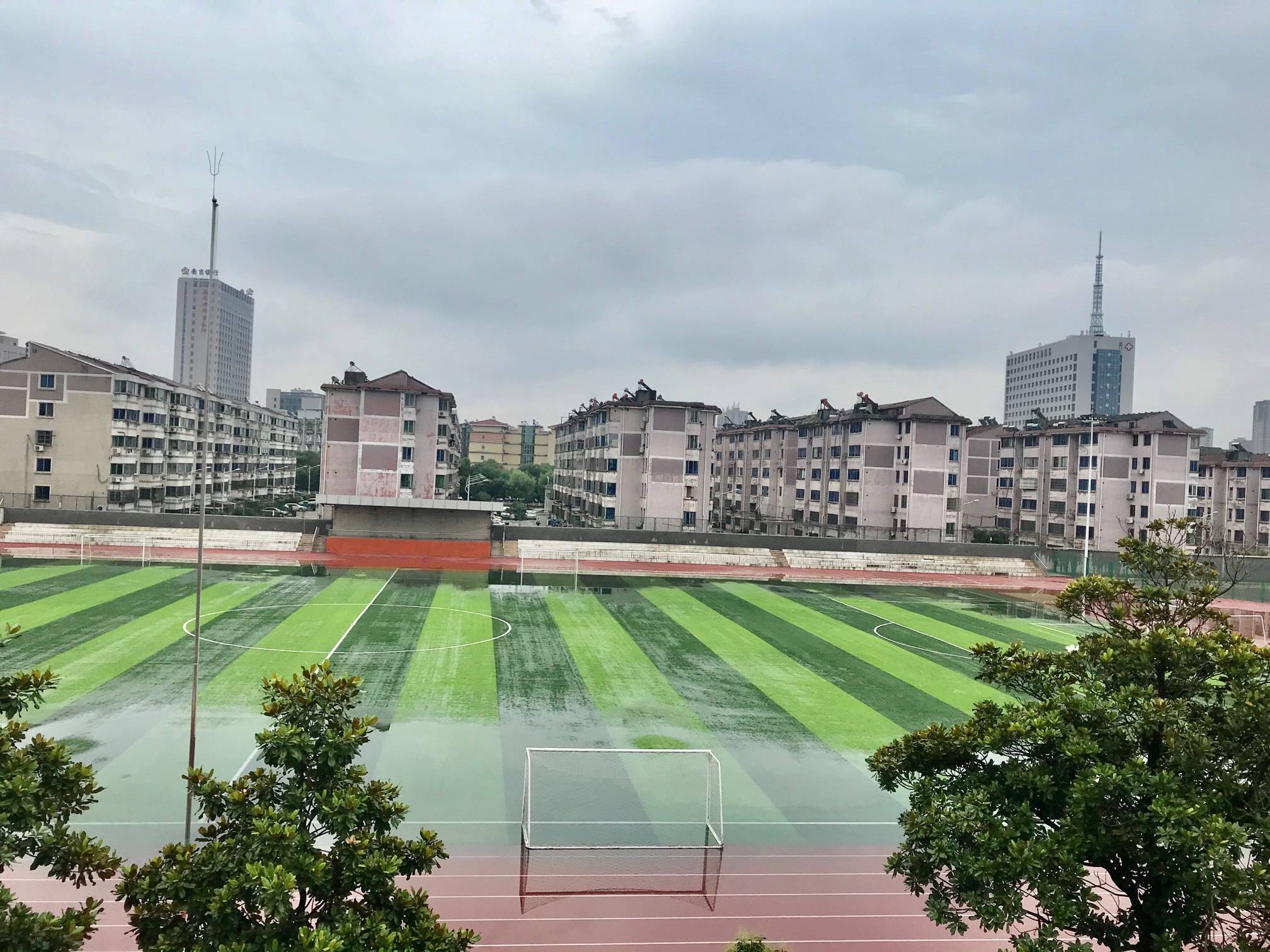 探访雨后的五中校园雨后的五中校园释放自己的活力