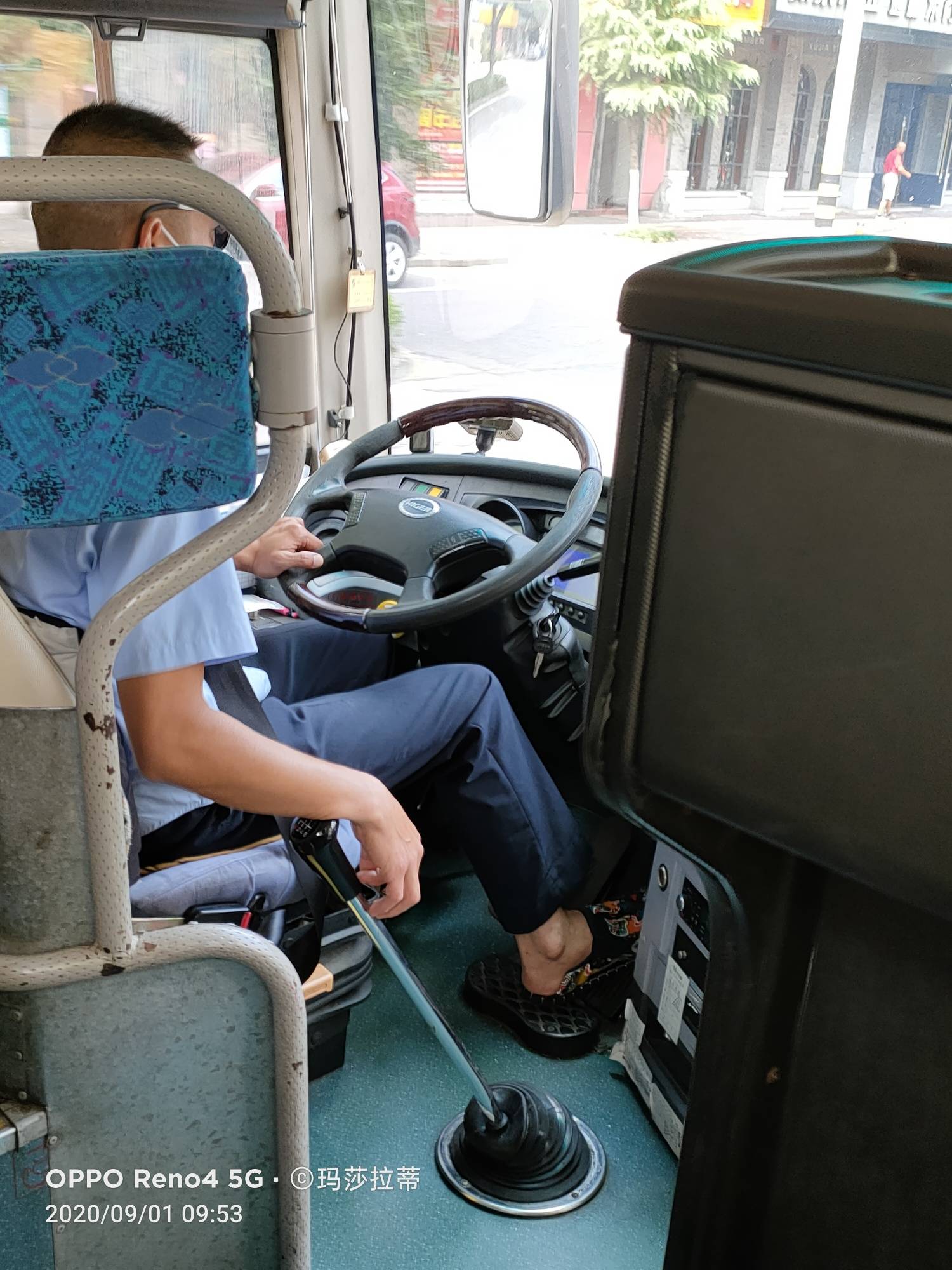 安全意识都没有吗司机穿拖鞋开公交车