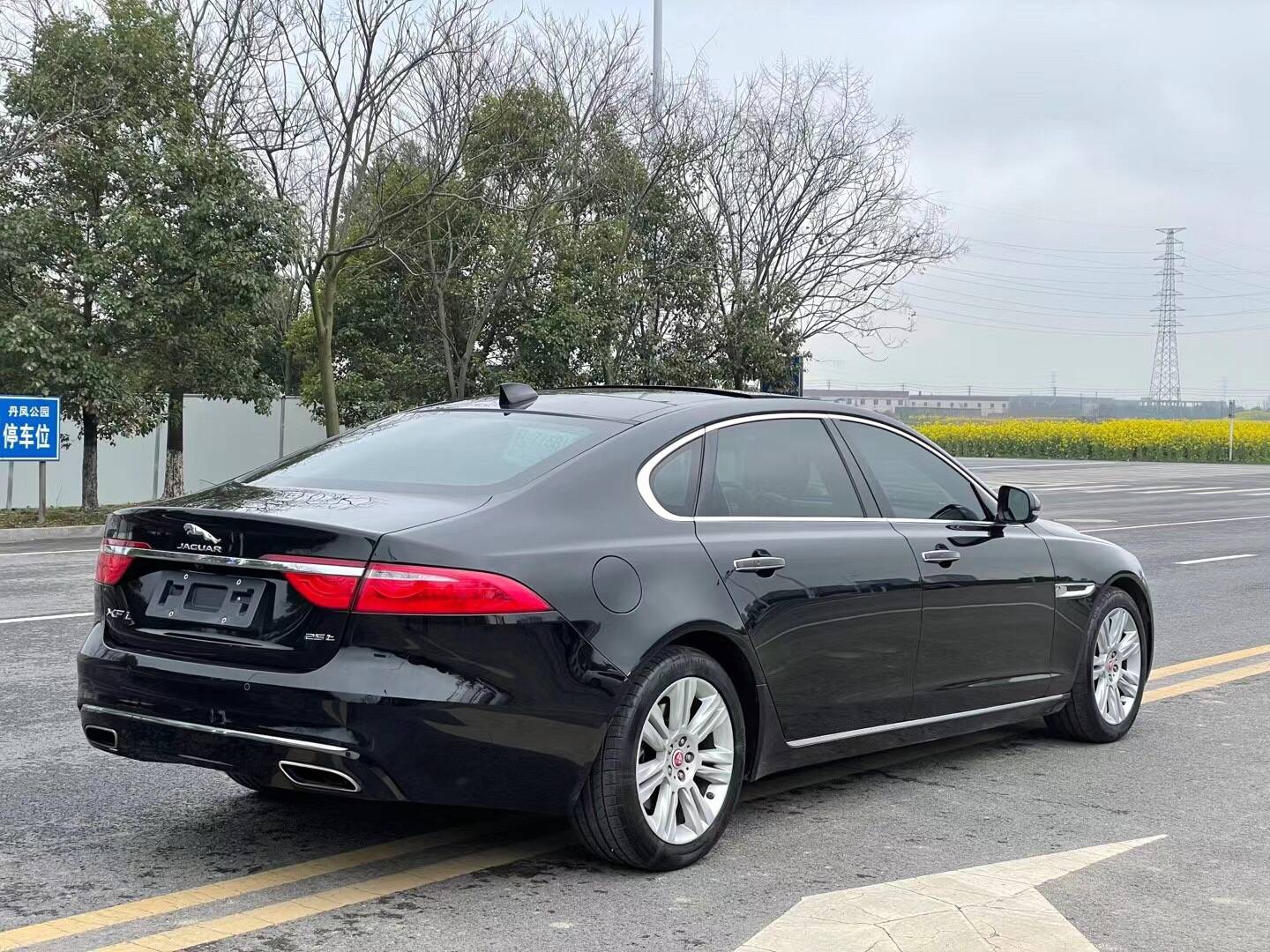 2018款 捷豹xfl xfl 2.0t 250ps 豪华版