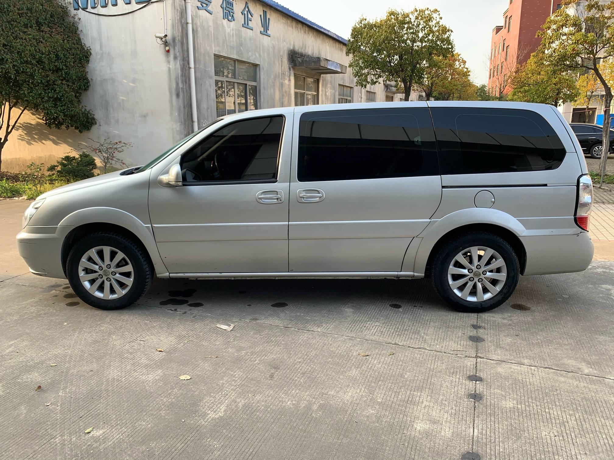 新到12年经典别克gl8