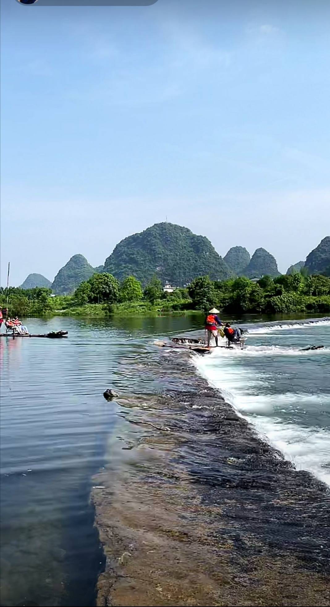 独特的桂林竹筏水上游玩