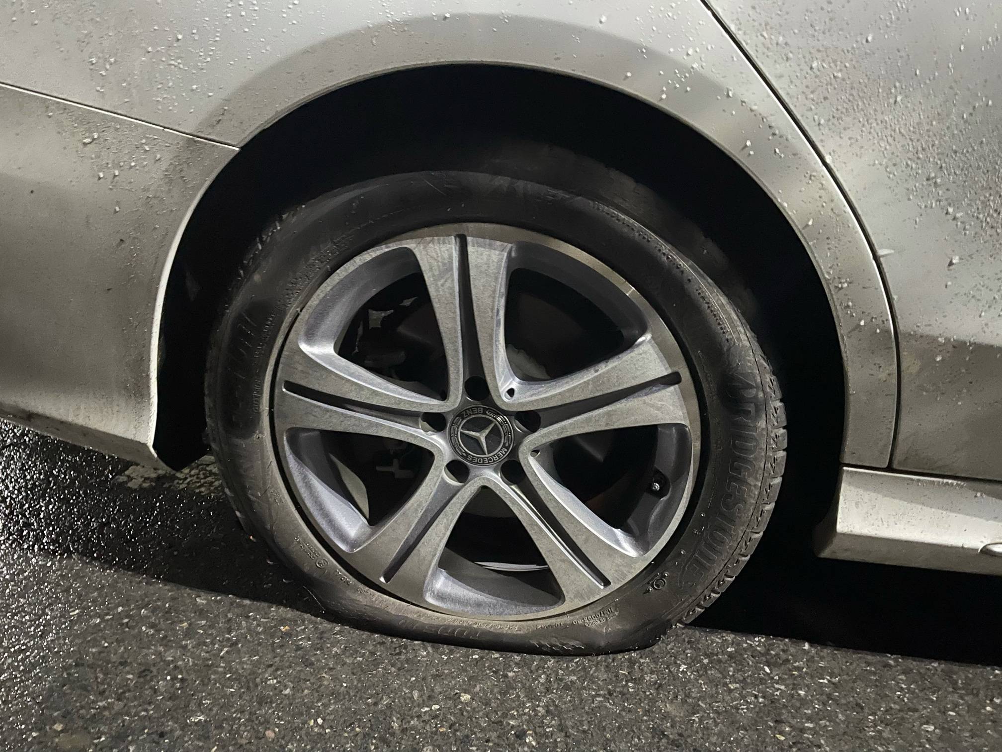 丹凤公园南三环导致多辆车爆胎