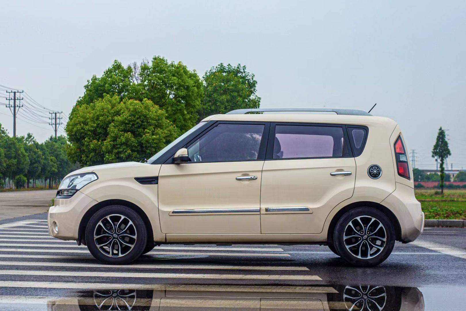 新到一台13年起亚秀儿自动挡真皮座椅带电动天窗美女小姐姐一手车