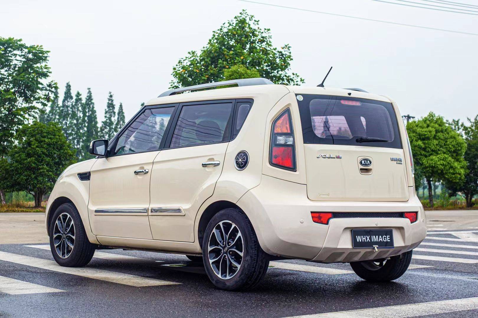 新到一台13年起亚秀儿自动挡真皮座椅带电动天窗美女小姐姐一手车