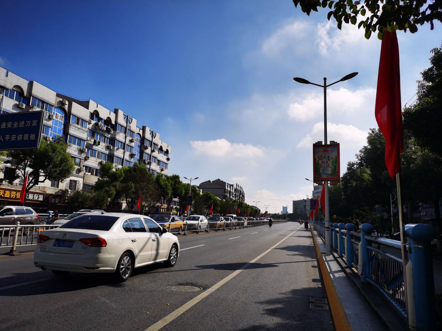 丹阳满城飘红向祖国庆生