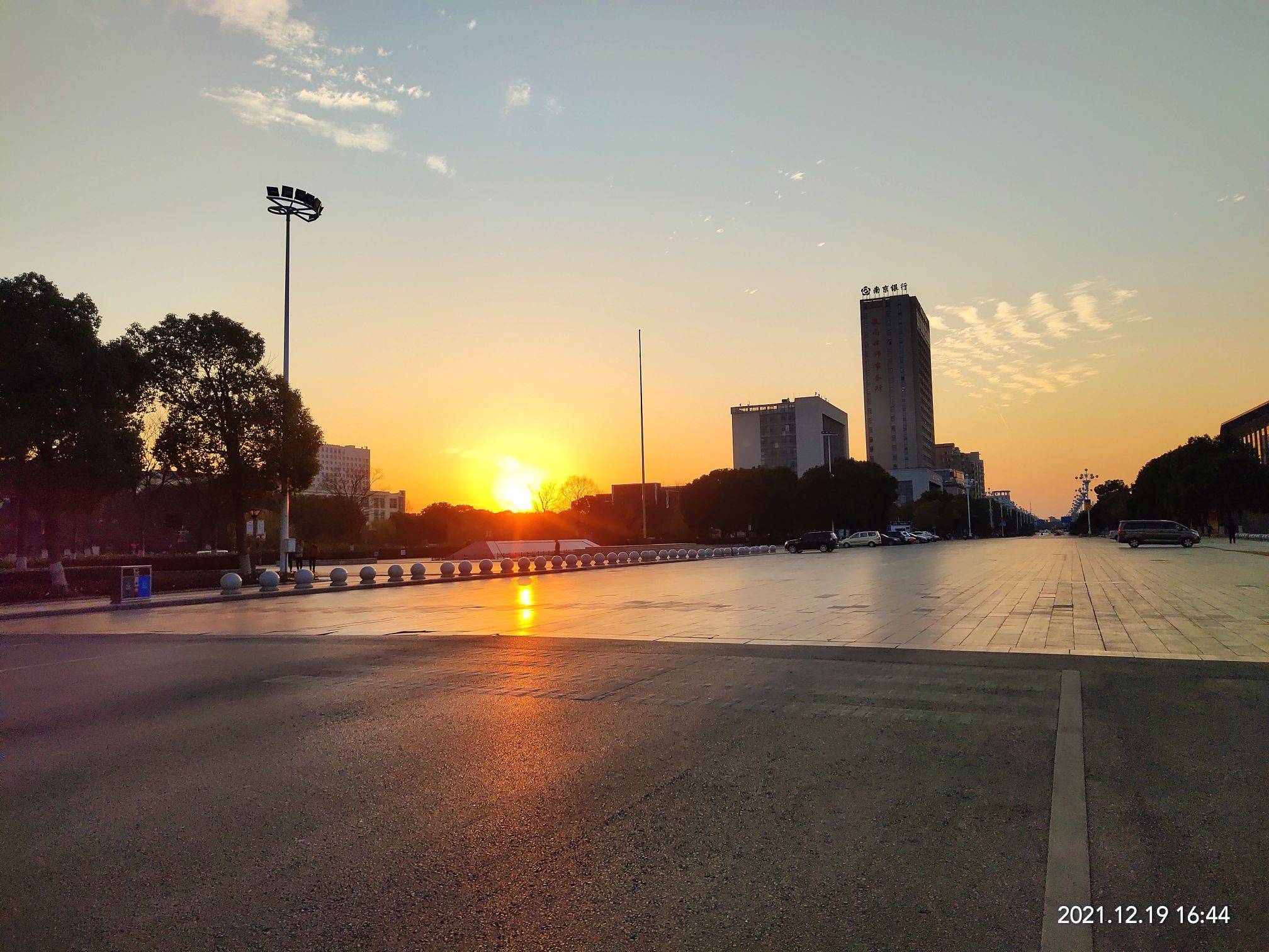 夕阳西下冬日下的美丽丹阳街景